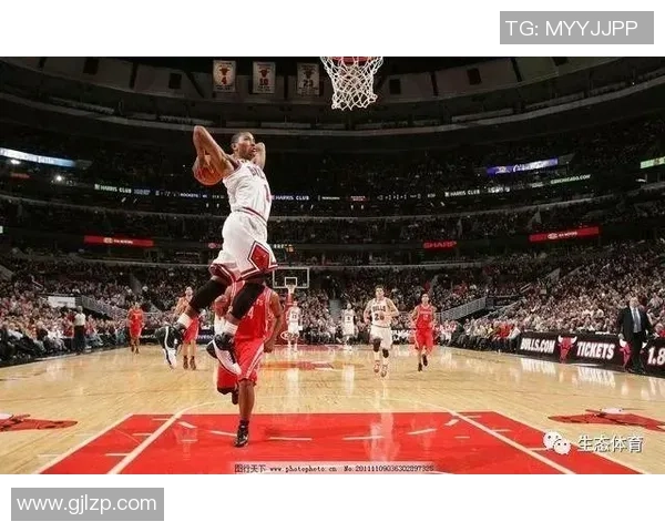 罗斯在对阵热火的比赛中上演三记精彩扣篮引爆全场